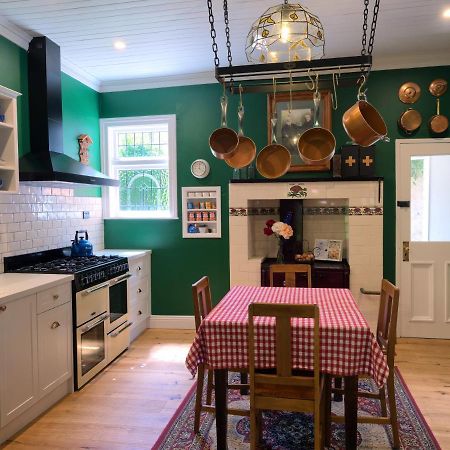 The Ferry Bed & Breakfast Куийнстаун Екстериор снимка