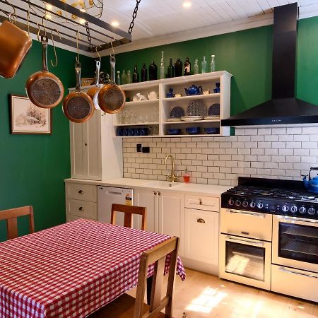 The Ferry Bed & Breakfast Куийнстаун Екстериор снимка