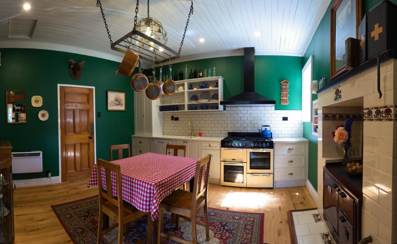 The Ferry Bed & Breakfast Куийнстаун Екстериор снимка