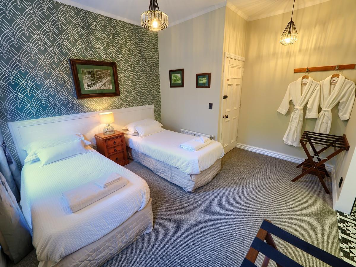 The Ferry Bed & Breakfast Куийнстаун Екстериор снимка